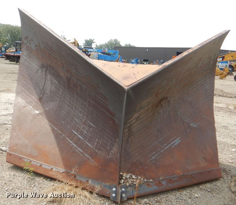 image for item DI2499 John Deere motor grader V-plow