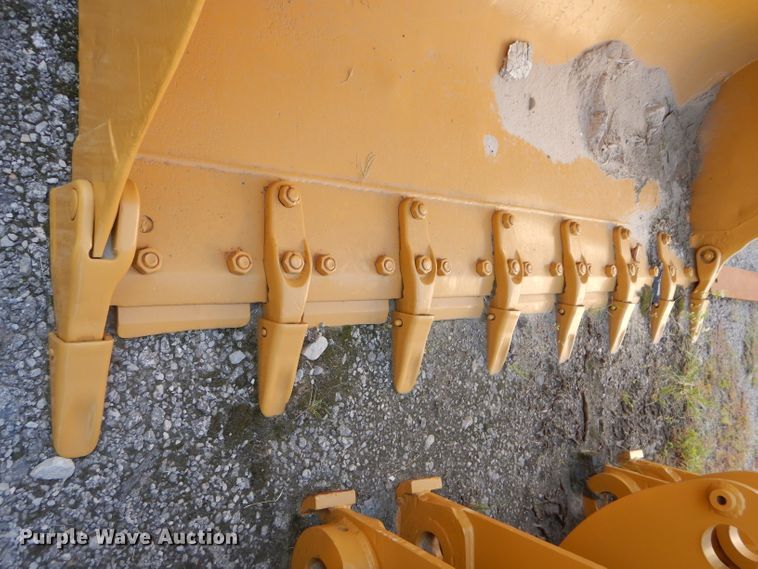 image for item DI9064 Caterpillar 93"W bucket