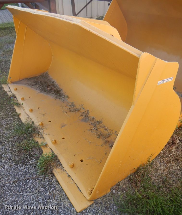 image for item DI9068 Komatsu 107"W loader bucket