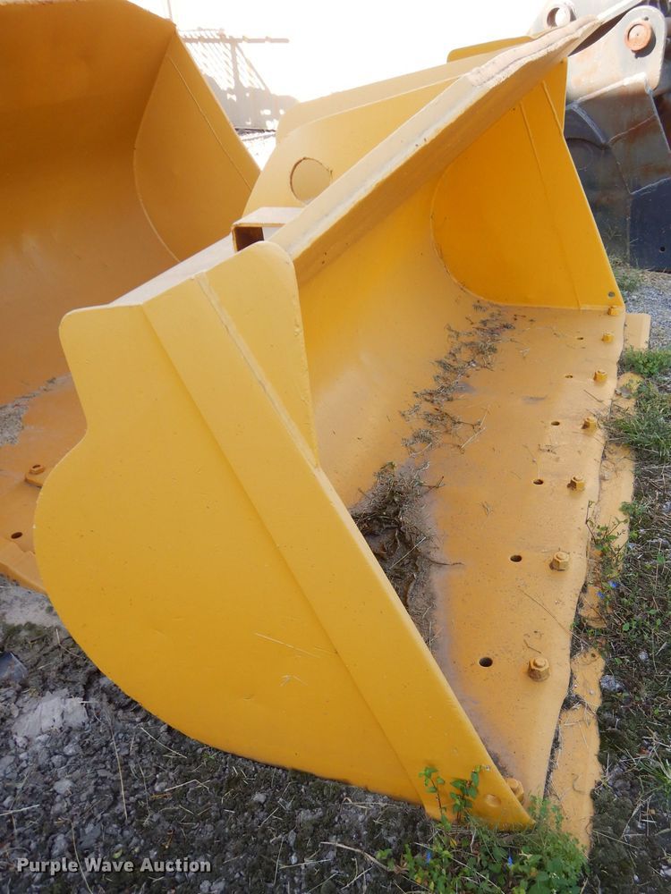 image for item DI9068 Komatsu 107"W loader bucket