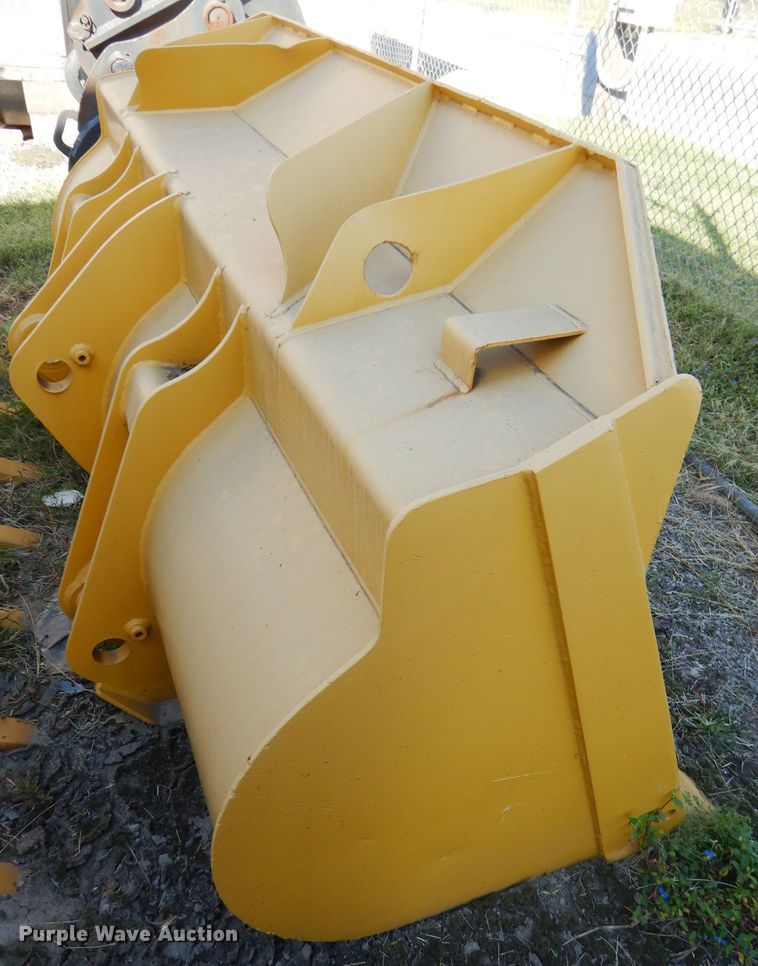 image for item DI9068 Komatsu 107"W loader bucket