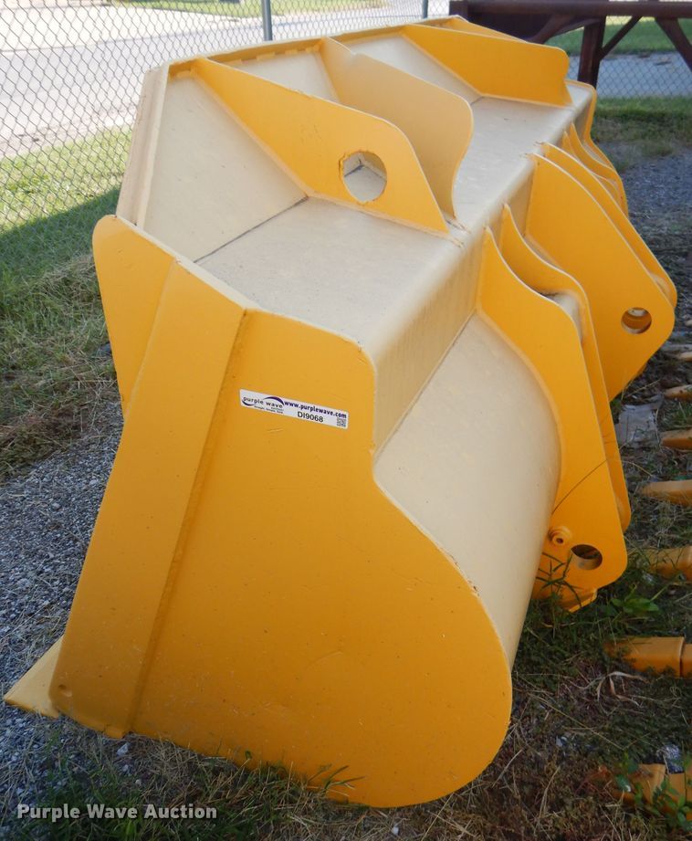 image for item DI9068 Komatsu 107"W loader bucket