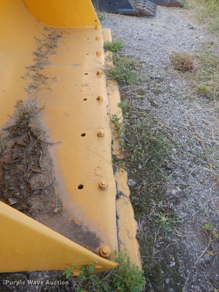 image for item DI9068 Komatsu 107"W loader bucket