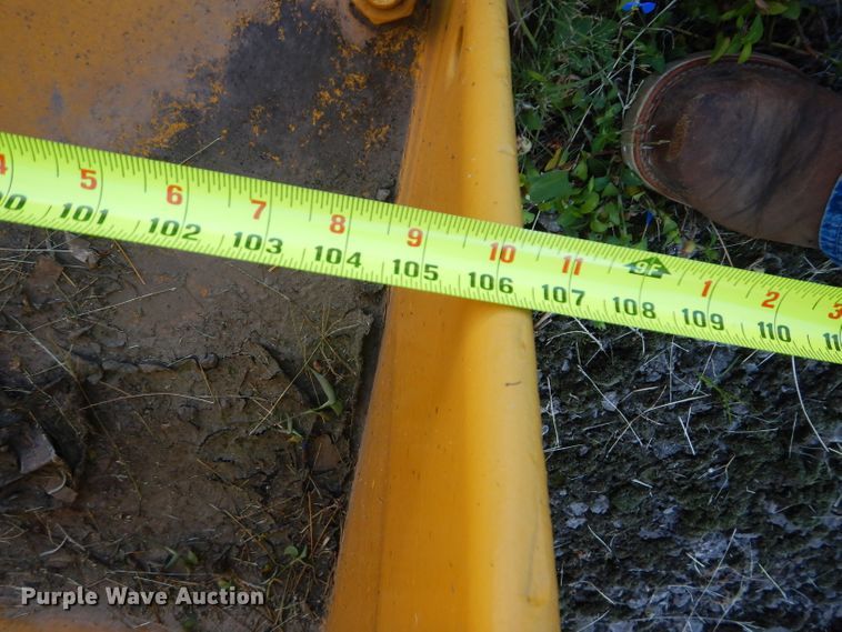 image for item DI9068 Komatsu 107"W loader bucket