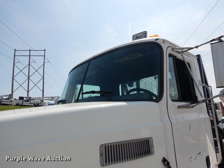 image for item EK9057 1998 Mack CH613 semi truck