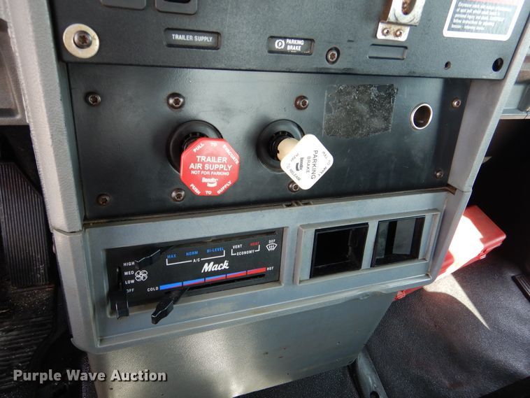 image for item EK9057 1998 Mack CH613 semi truck