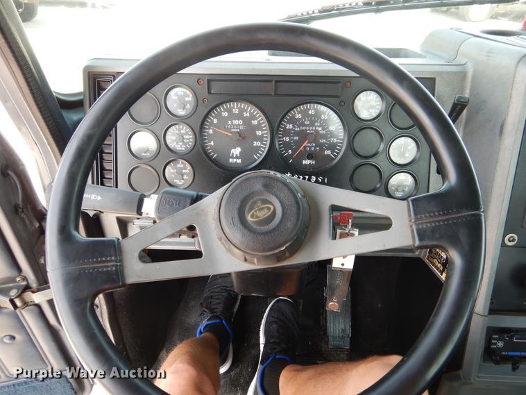 image for item EK9057 1998 Mack CH613 semi truck