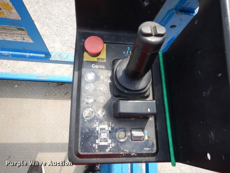 image for item EK9060 2012 Genie GS2669RT scissor lift