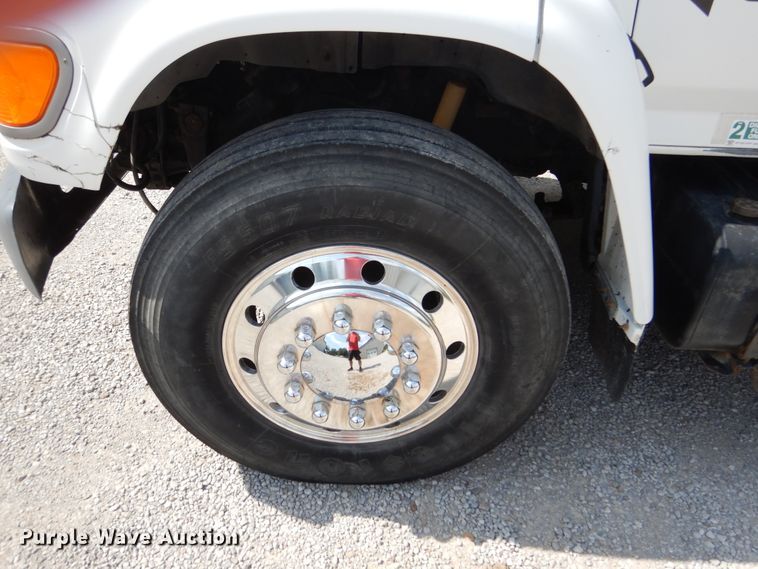 image for item EK9061 1995 Ford F800 crane truck