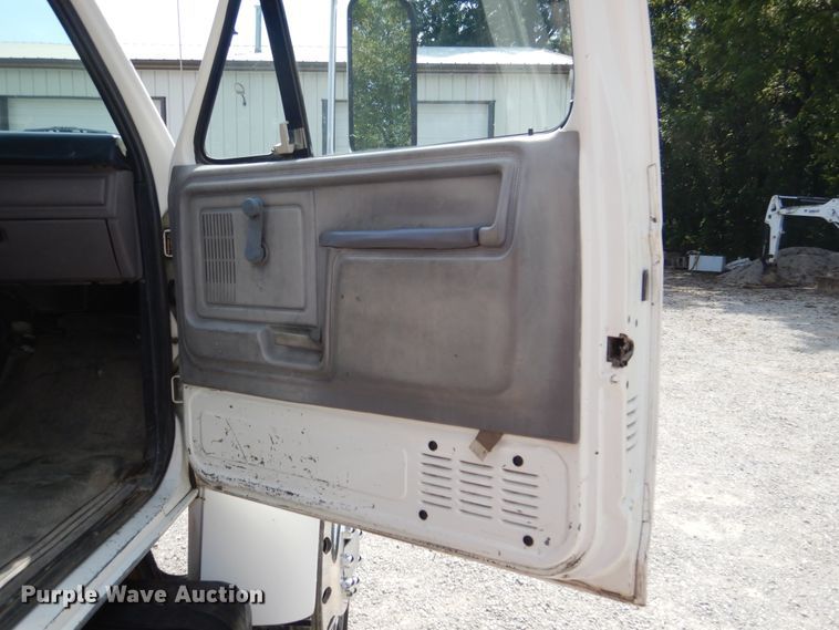 image for item EK9061 1995 Ford F800 crane truck