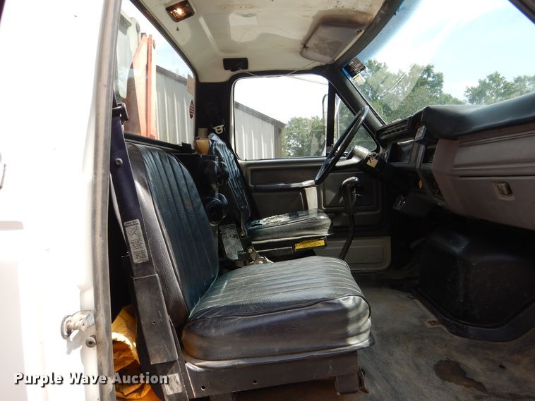 image for item EK9061 1995 Ford F800 crane truck