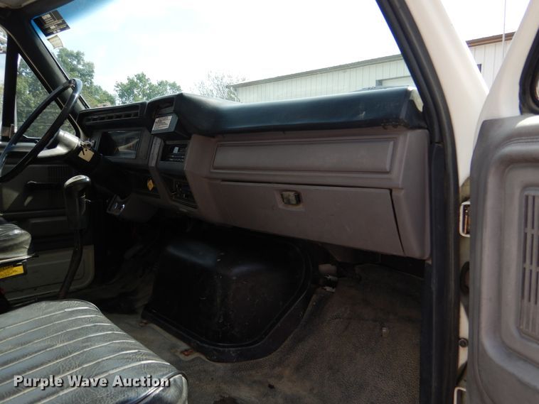 image for item EK9061 1995 Ford F800 crane truck