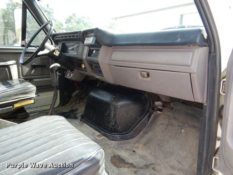 image for item EK9061 1995 Ford F800 crane truck