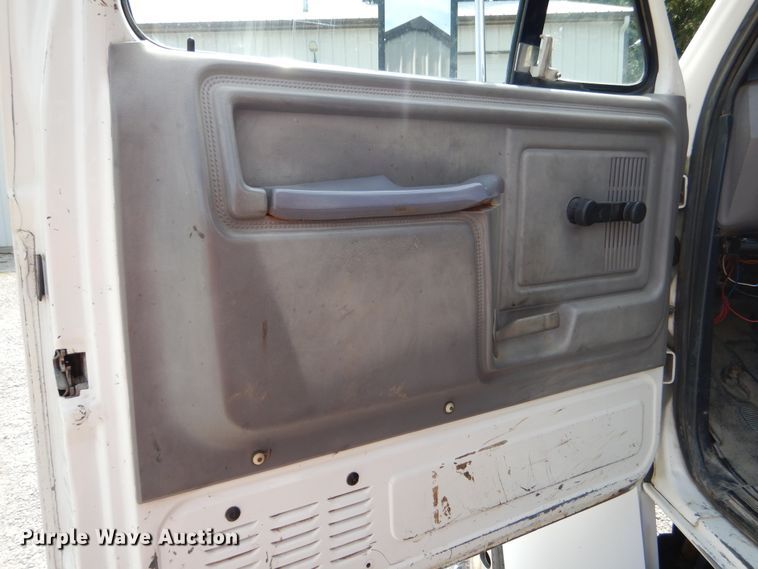 image for item EK9061 1995 Ford F800 crane truck