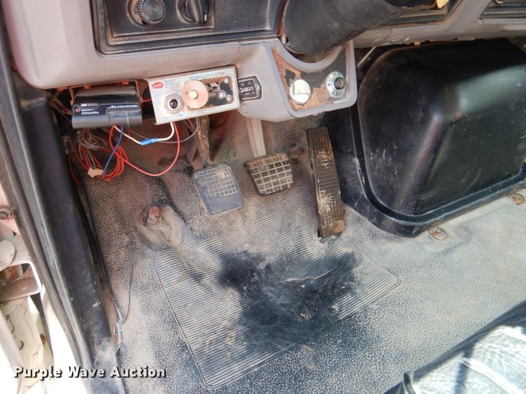 image for item EK9061 1995 Ford F800 crane truck