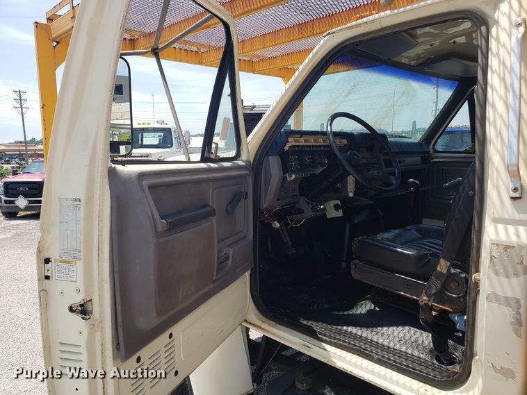 image for item ET9815 1995 Ford FT900 cable puller truck