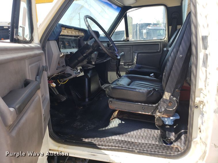 image for item ET9815 1995 Ford FT900 cable puller truck