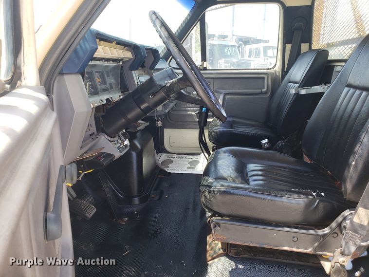 image for item ET9815 1995 Ford FT900 cable puller truck