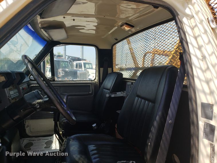 image for item ET9815 1995 Ford FT900 cable puller truck