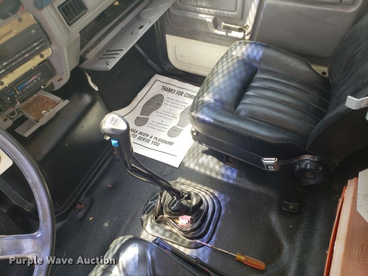 image for item ET9815 1995 Ford FT900 cable puller truck