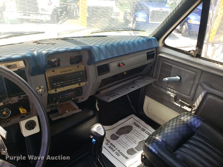 image for item ET9815 1995 Ford FT900 cable puller truck