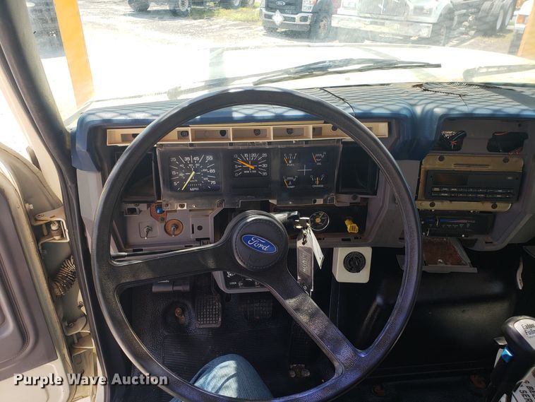 image for item ET9815 1995 Ford FT900 cable puller truck