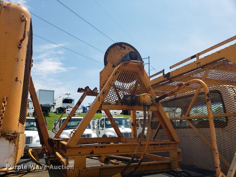 image for item ET9815 1995 Ford FT900 cable puller truck