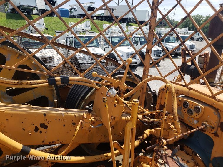 image for item ET9815 1995 Ford FT900 cable puller truck