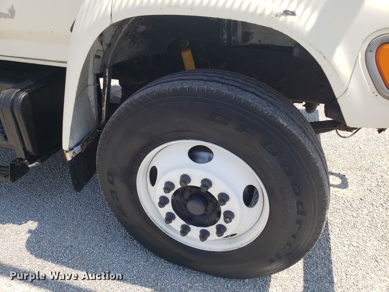 image for item ET9815 1995 Ford FT900 cable puller truck