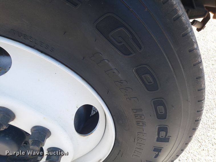 image for item ET9815 1995 Ford FT900 cable puller truck