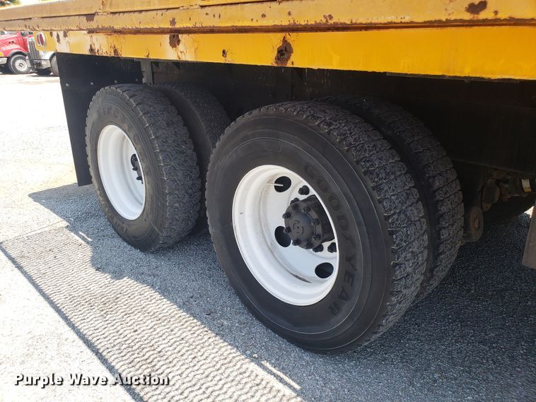 image for item ET9815 1995 Ford FT900 cable puller truck