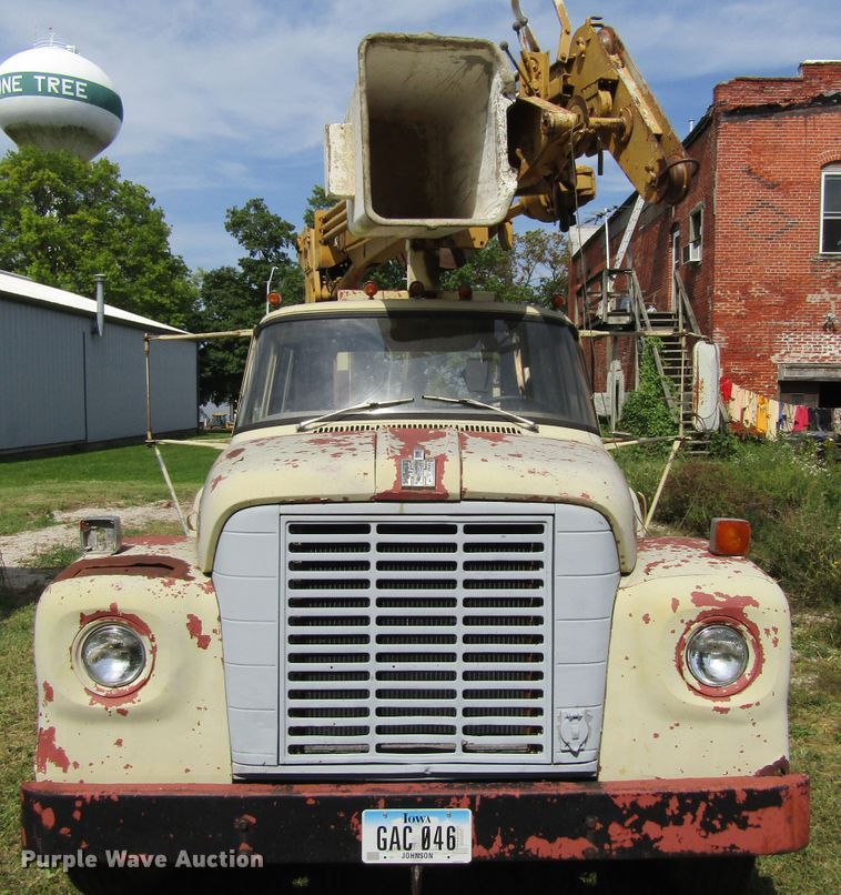 image for item FD9281 1973 International 1700 digger derrick truck
