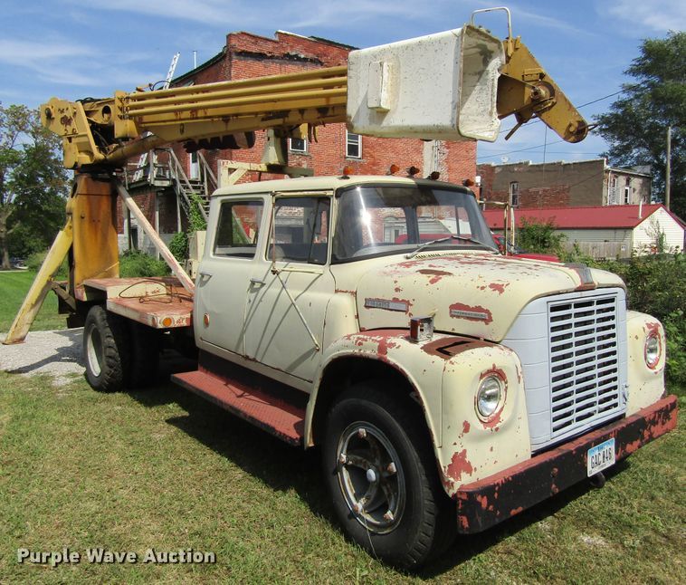 image for item FD9281 1973 International 1700 digger derrick truck
