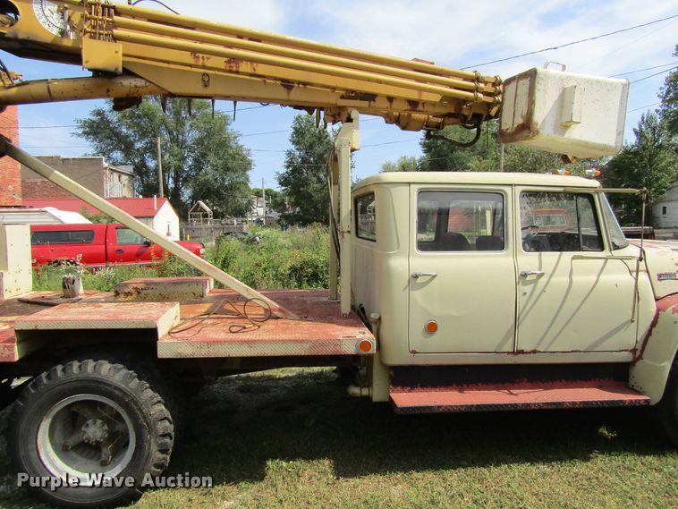 image for item FD9281 1973 International 1700 digger derrick truck