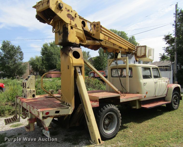 image for item FD9281 1973 International 1700 digger derrick truck