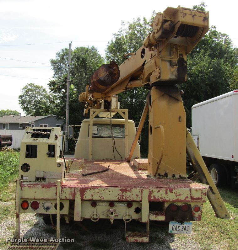 image for item FD9281 1973 International 1700 digger derrick truck