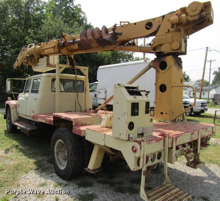 image for item FD9281 1973 International 1700 digger derrick truck