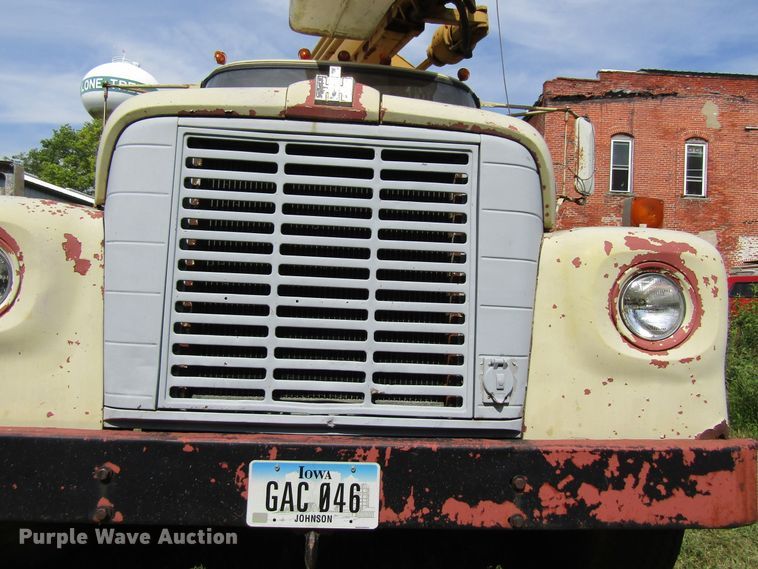image for item FD9281 1973 International 1700 digger derrick truck