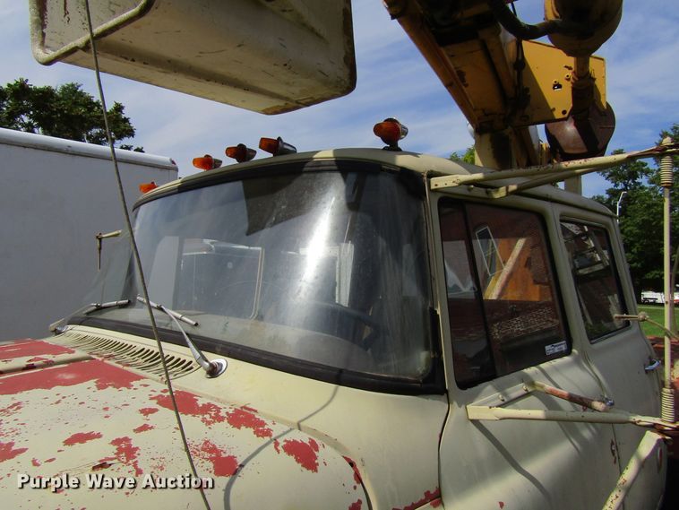 image for item FD9281 1973 International 1700 digger derrick truck