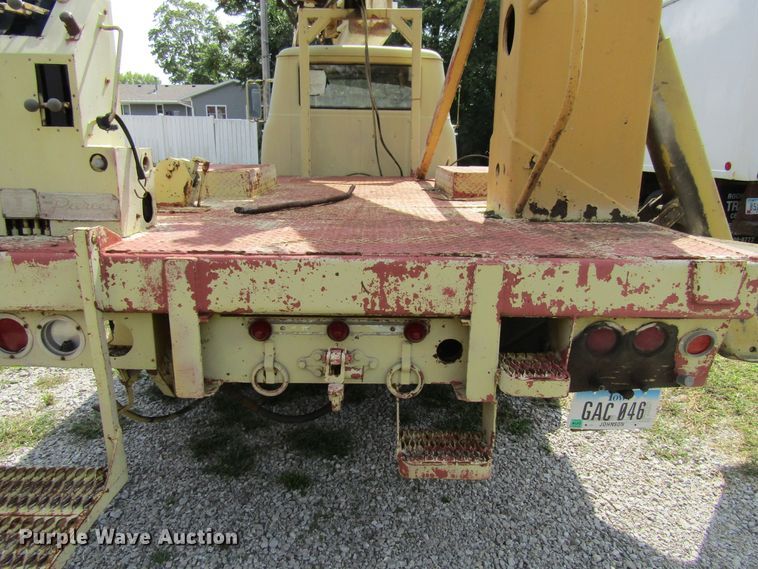 image for item FD9281 1973 International 1700 digger derrick truck