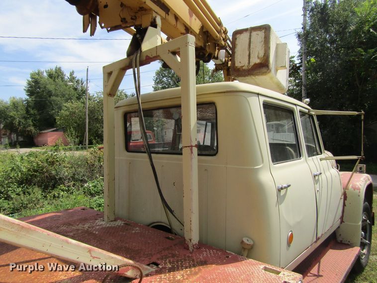 image for item FD9281 1973 International 1700 digger derrick truck