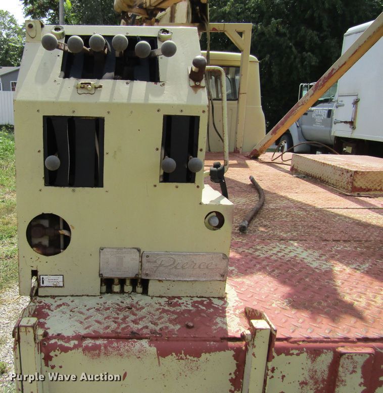 image for item FD9281 1973 International 1700 digger derrick truck