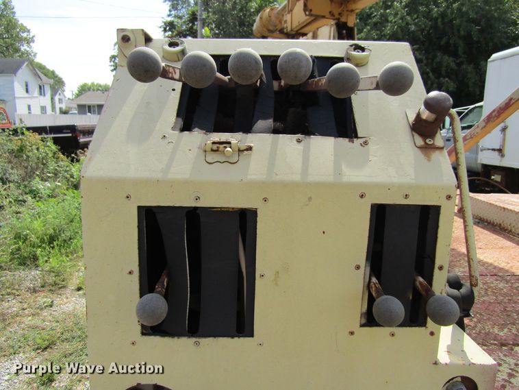 image for item FD9281 1973 International 1700 digger derrick truck