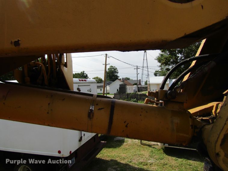 image for item FD9281 1973 International 1700 digger derrick truck