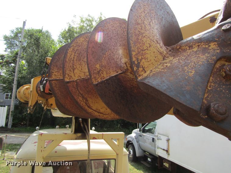 image for item FD9281 1973 International 1700 digger derrick truck