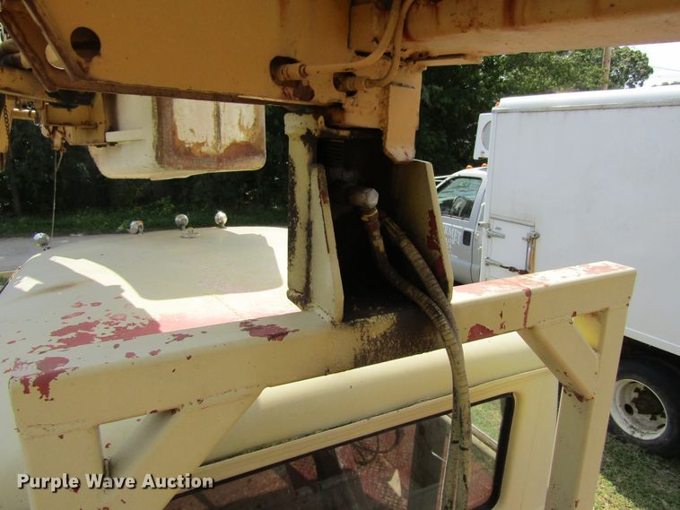 image for item FD9281 1973 International 1700 digger derrick truck