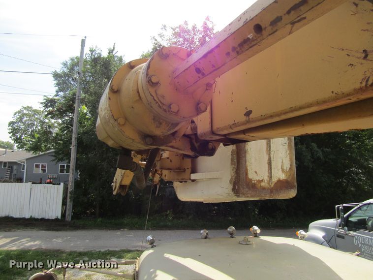 image for item FD9281 1973 International 1700 digger derrick truck