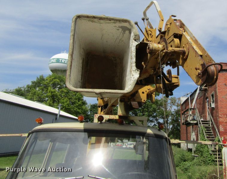 image for item FD9281 1973 International 1700 digger derrick truck