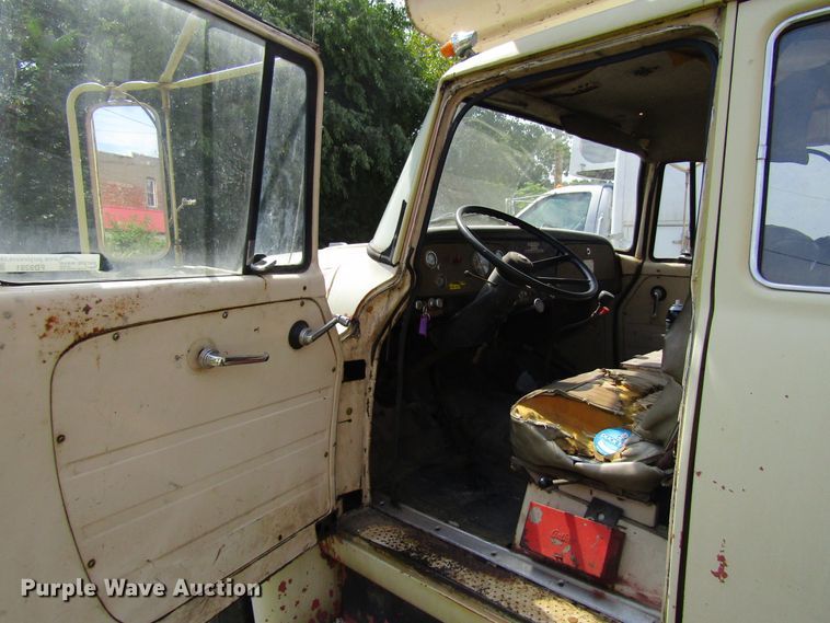 image for item FD9281 1973 International 1700 digger derrick truck