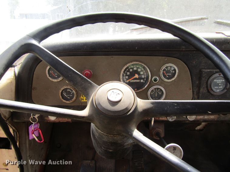 image for item FD9281 1973 International 1700 digger derrick truck